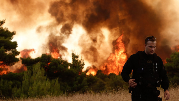 Féktelen görög erdőtűz - földbe csapódott egy tűzoltó repülőgép