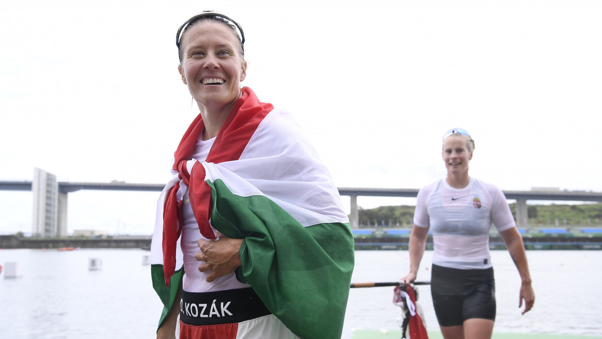 A hatszoros olimpiai bajnok Kozák Danuta, miután a női kajaknégyes tagjaként győzött az 500 méteres verseny döntőjében a világméretű koronavírus-járvány miatt 2021-re halasztott 2020-as tokiói nyári olimpián a Sea Forest Kajak-kenu Pályán 2021. augusztus 7-én. A háttérben Bodonyi Dóra, az aranyérmes magyar egység tagja.