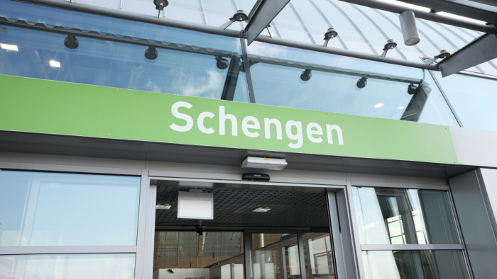 Kitilthatták a schengeni övezetből a magyarellenes Balogá-családot