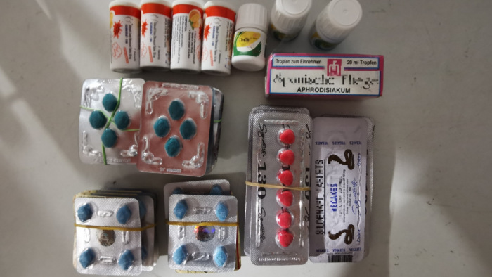 Gyógyszertárnyi tablettát és sok illegális dohányárut találtak a rendőrök - fotók