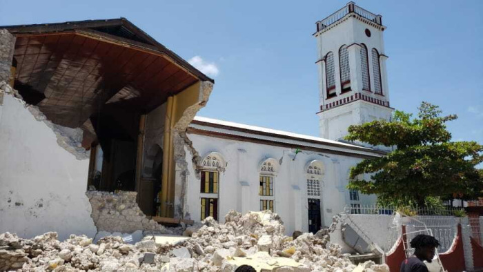 Már rendkívüli állapotot hirdettek a 7,2-es halálos földrengés után