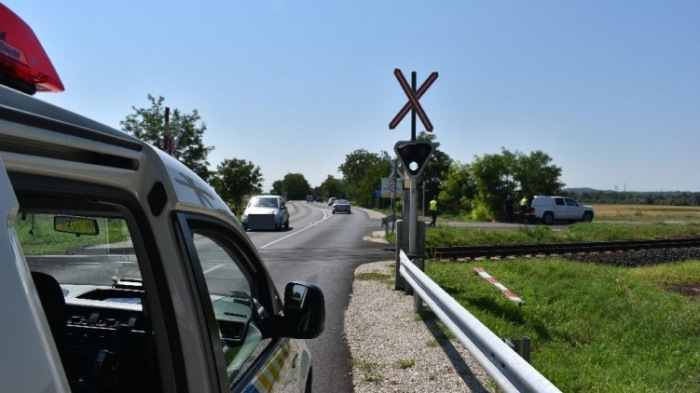 A sorompót letörve csörtetett át a lezárt vasúti átjárón Győrnél az ámokfutó autós