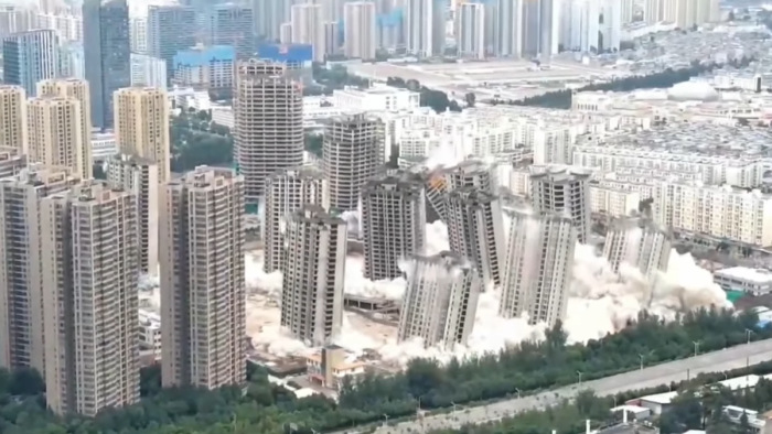 Nem filmes trükk: ezt a 15 toronyházat valóban egyszerre robbantották fel – videó