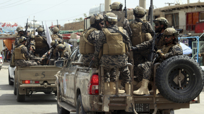Megint felrobbantottak egy tálib harcosokat szállító autót