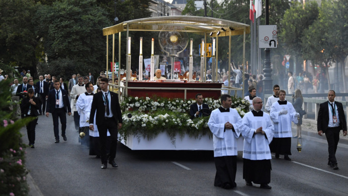 Így vonult Budapesten a NEK eucharisztikus gyertyás körmenete - fotók