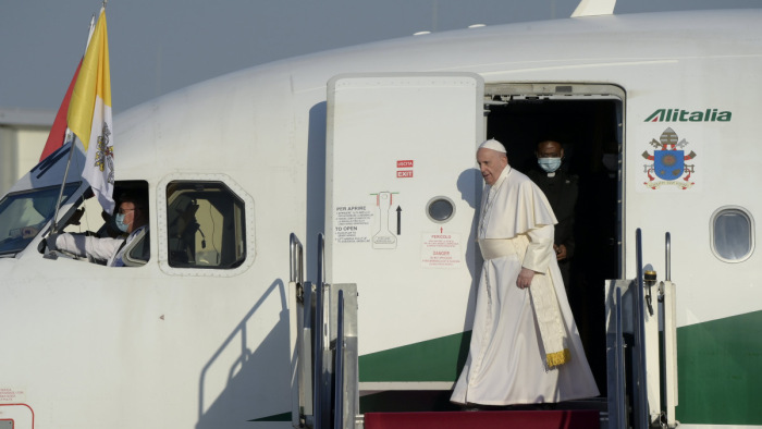 Megérkezett Magyarországra Ferenc pápa