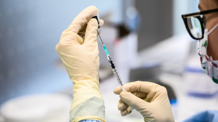 Koronavírus - Kimutatták, mennyit csökken a vakcinák hatékonysága az oltás utáni 6 hónapban