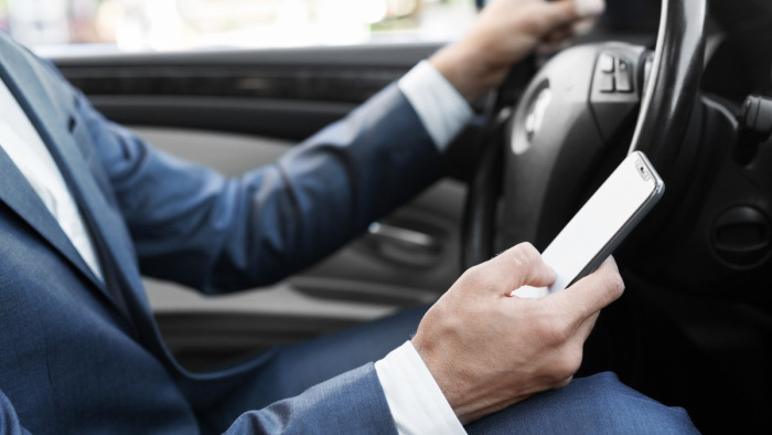 Új megoldással figyelmeztetik a vezetés közben mobilozó sofőröket