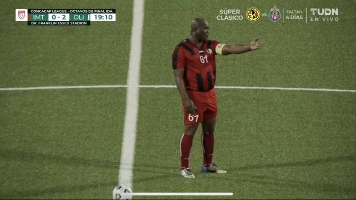 Suriname államfőhelyettese kimaxolja az életet - most épp profi focista, 60 évesen