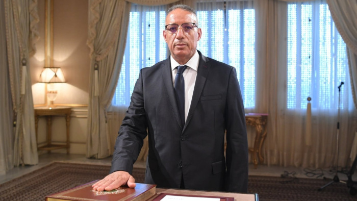 Átalakítja az ország politikai rendszerét és ezentúl rendeletekkel kormányoz a tunéziai államfő