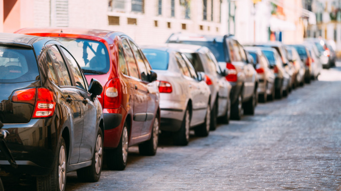 Újraszabná a parkolási rendszert a főváros – új körzethatárok és tarifák