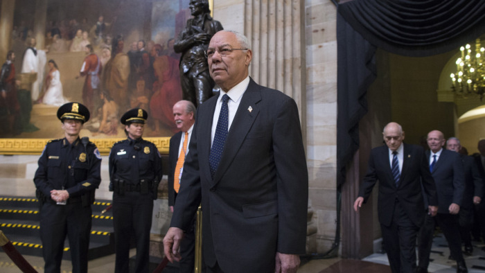Katonából ellentmondásba keveredett politikus - Colin Powell portréja
