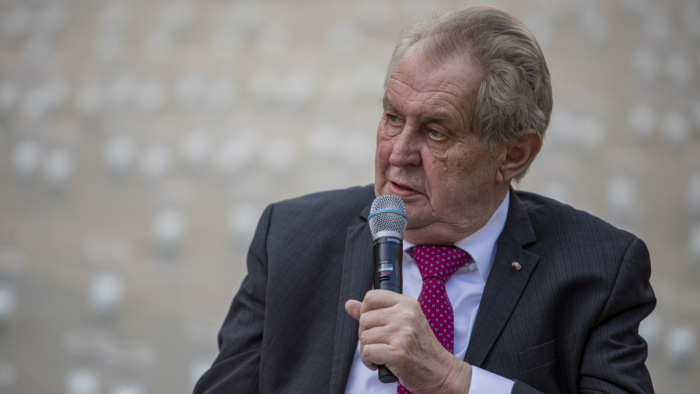 „Az oroszok őrültek, és segíteni kell a menekülteket” - Miloš Zeman cseh köztársasági elnök véleménye
