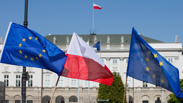 Többmilliárd forintnyi büntetésről küldhet számlát a lengyel kormánynak Brüsszel