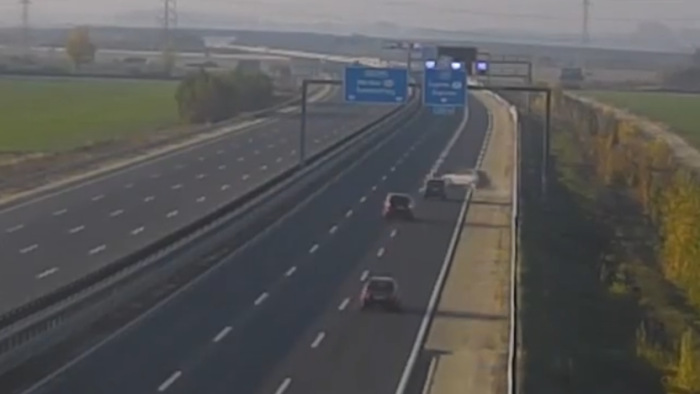 Figyelni kell az autópályán a táblákat, de így életveszélyes - videó