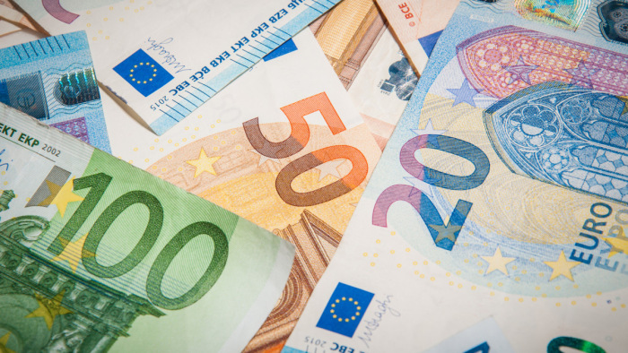 Az euróval, a svájci frankkal és a dollárral szemben is mélypontra zuhant a forint