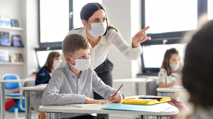 Koronavírus: szigorítás jön az iskolákban a szülőkre nézve