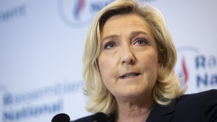 Marine Le Pen felfüggesztette a kampányát
