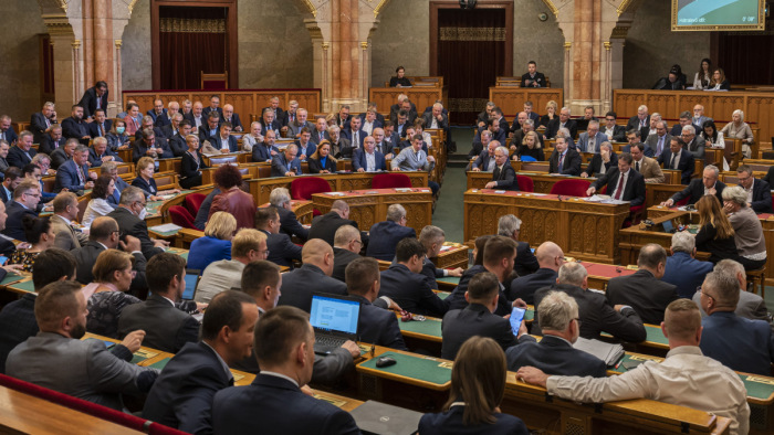 Parlamenti csúcs: államfőválasztás és rendkívüli esti ülés