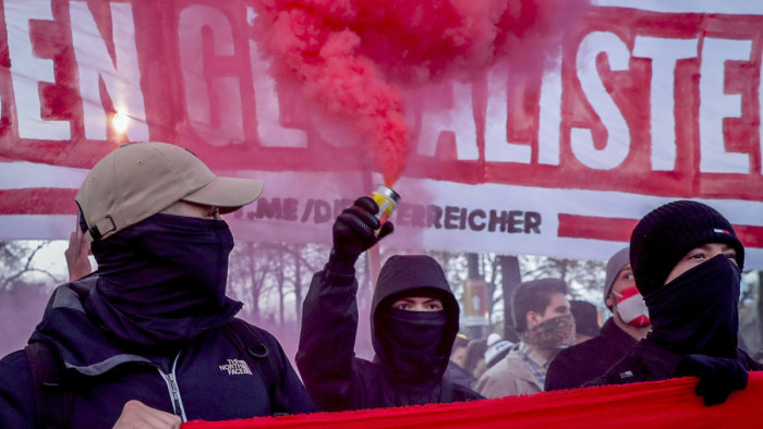 Tízezrek tüntettek a lezárások ellen Bécsben