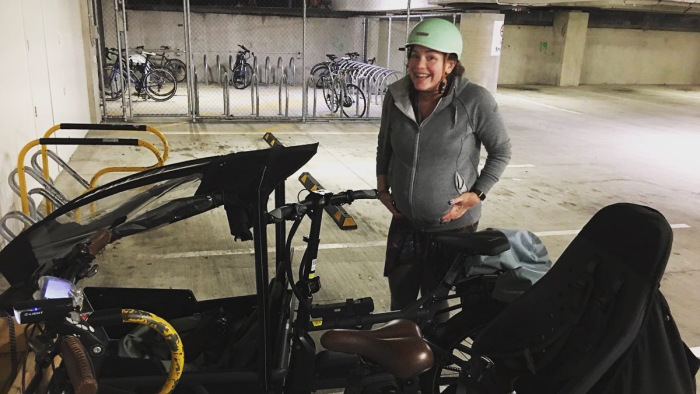 Kerékpárral ment be szülni az új-zélandi parlamenti képviselőnő – fotók