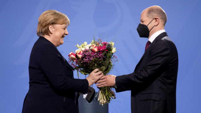 Olaf Scholz Angela Merkeltől kér tanácsot