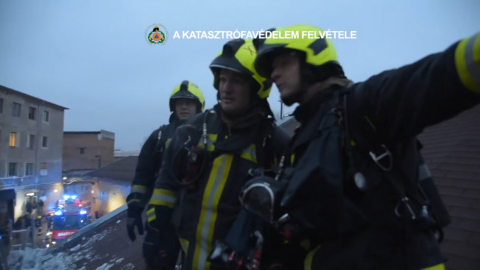 Íme a hatalmas hajnali tűz a tetőről, a tűzoltók közül - videó