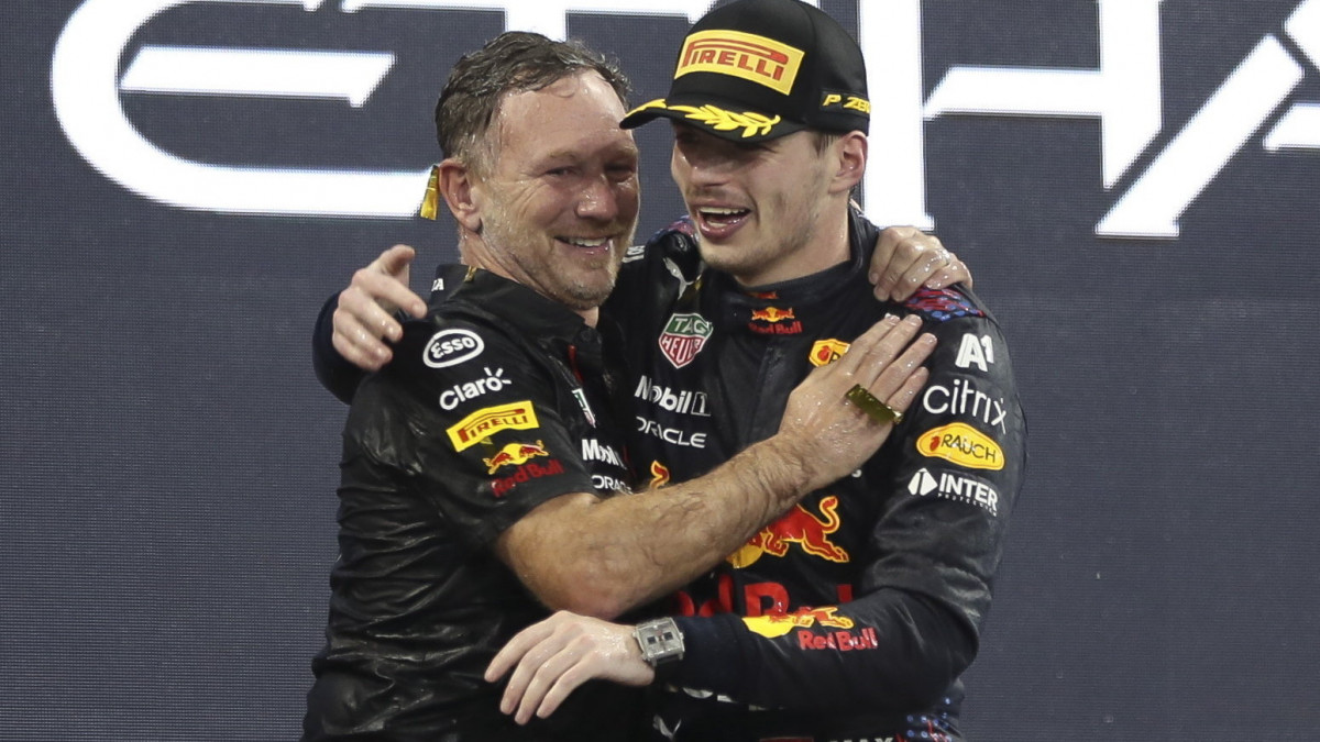 Max Verstappen, a Red Bull holland versenyzője (j)  és Christian Horner csapatfőnök ünnepel, miután a pilóta megnyerte a Forma-1-es autós gyorsasági világbajnokság idényzáró, abu-dzabi futamát a Yas Marina versenypályán 2021. december 12-én. Max Verstappen lett a Forma-1 idei világbajnoka, miután a címvédő Lewis Hamiltont az utolsó körben megelőzve elsőként ért célba.