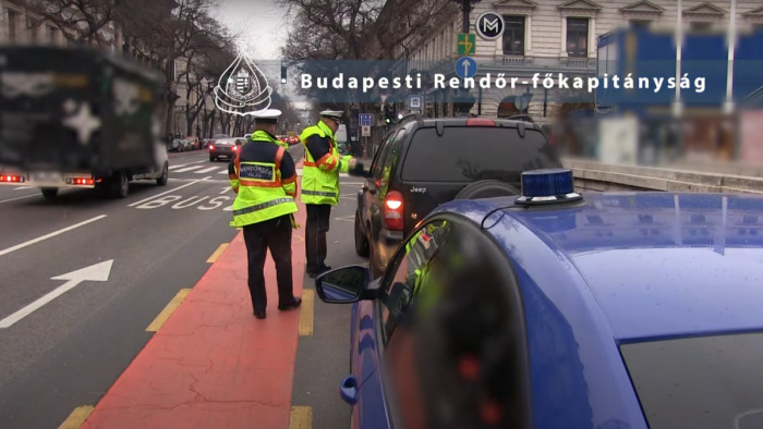 Repkedtek a bírságok a buszsávok szabálytalan használóinak – videó