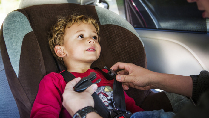 Itt a varázsgömb: megjósolható a gyereknyavalygás egy autós útra
