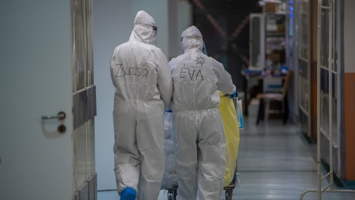 Több mint 350 koronavírusos beteget ápolnak kórházban - heti adatok
