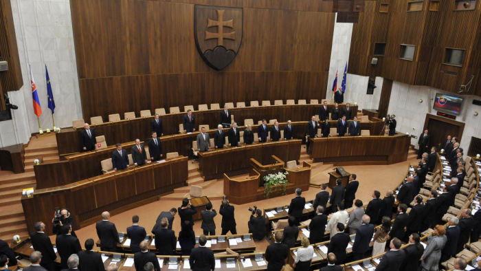 Bunyó a szlovák parlamentben - külpolitikai ügyben