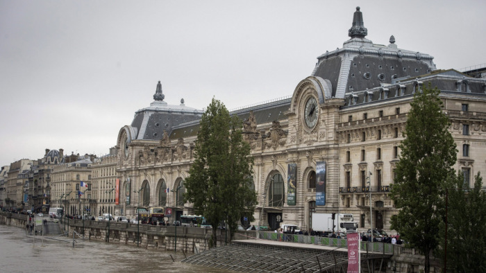 Bombariadó miatt kiürítették a Louvre-t