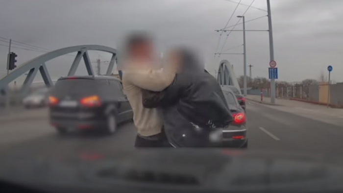 Verekedésbe torkollott a büntetőfékezés a Kerepesi úton – videó