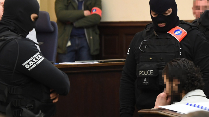 Kulcsfontosságú dolgokról kérdezték a párizsi merényletek gyanúsítottját a bíróságon