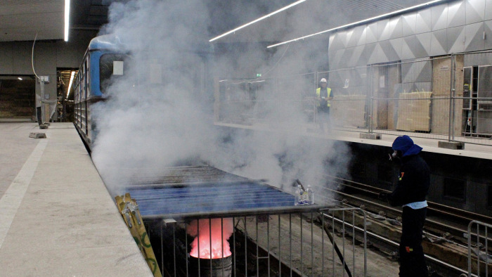 Füst lepheti el a 3-as metró állomásainak környékét