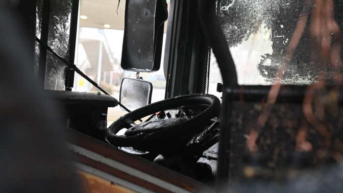 Kiégett egy autóbusz egy budaörsi benzinkútnál – videó, belső fotók