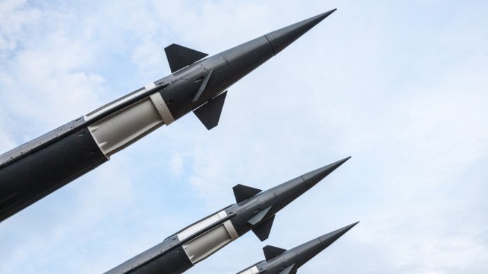 Hatalmas összegekkel pörgeti az EU a rakéta- és lőszergyártást
