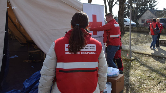 A Vöröskereszt a legrosszabb eshetőségekre is készen áll Záhonyban – helyszíni riport