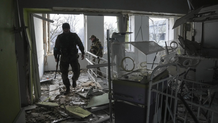 Három halottja van a mariupoli kórházat ért támadásnak