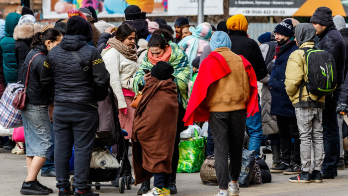 Már több mint 10 ezren jöttek egy nap alatt a román határ felől ukrajnai menekültek