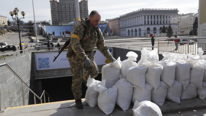 Kijev szerint pénteken is nehézkes volt a kimenekítés, Moszkva szerint az ukránok akadályozzák
