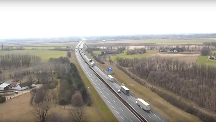 Így figyelik az autópályán közlekedőket egy drónról a rendőrök - videó