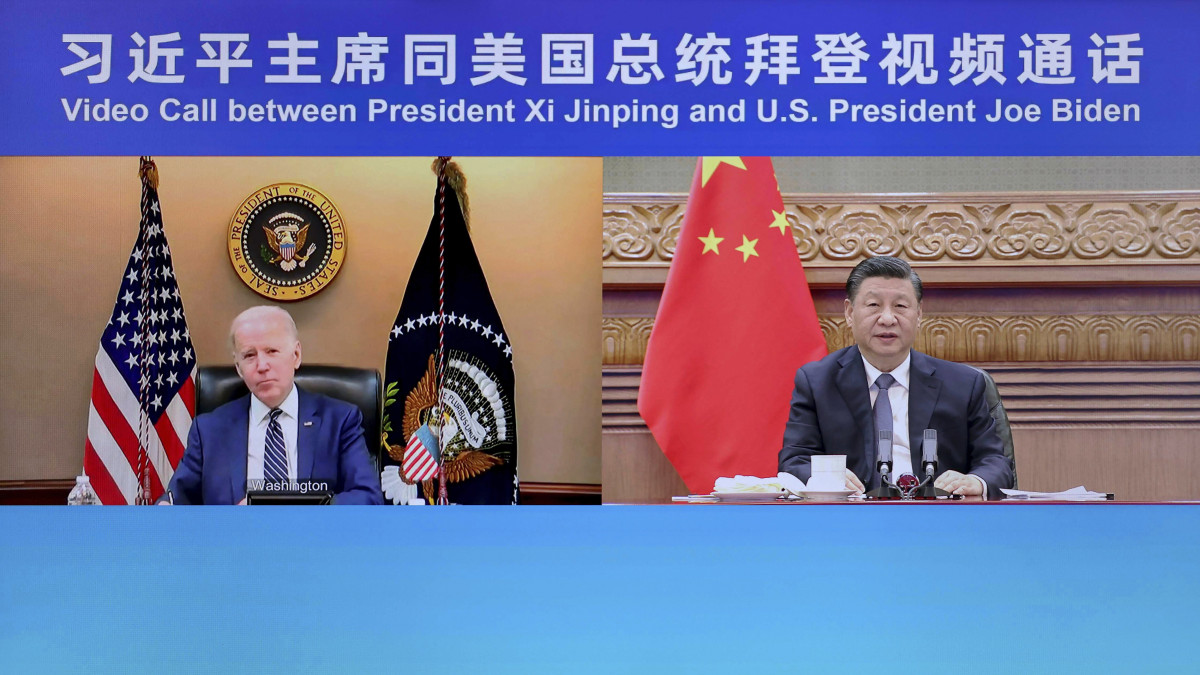 A Hszinhua kínai hírügynökség által közreadott, videofelvételről készült képen Joe Biden amerikai elnök (b) videokonferencia keretében folytat megbeszélést Hszi Csin-ping kínai elnökkel (j) Pekingben 2022. március 18-án.