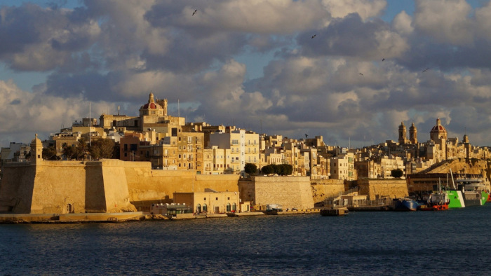 Hiába akarja az EU, Málta nem engedi el állampolgárság-vásárlási programját