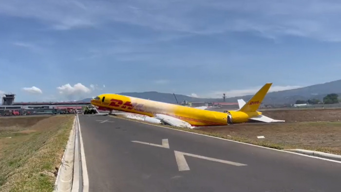 Landolás után kettészakadt a DHL egyik teherszállító gépe – videó