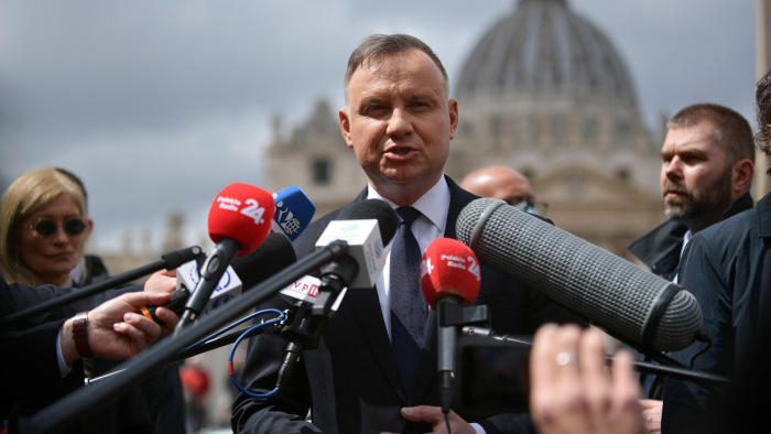 A közmédia felszámolásáról döntött a kulturális miniszter Lengyelországban