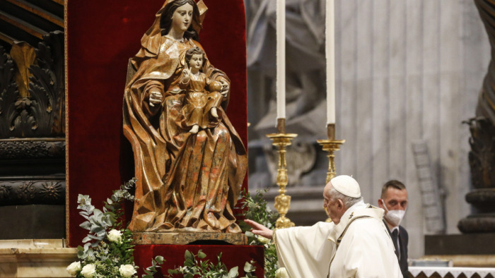 Ferenc pápa: a papok is gyakran engednek a korunkat uraló világiasodás kultúrájának