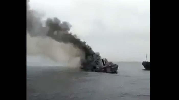 Már videó is van a sérült és elsüllyedt Moszkva hadihajóról