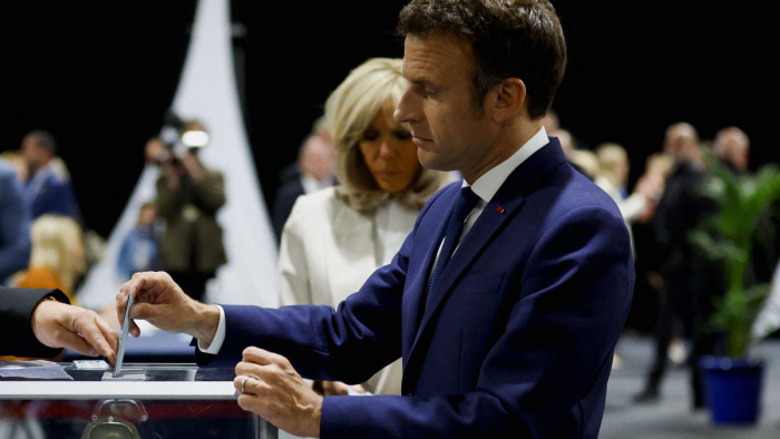 Nagy fölénnyel győzött Emmanuel Macron az exit pollok szerint